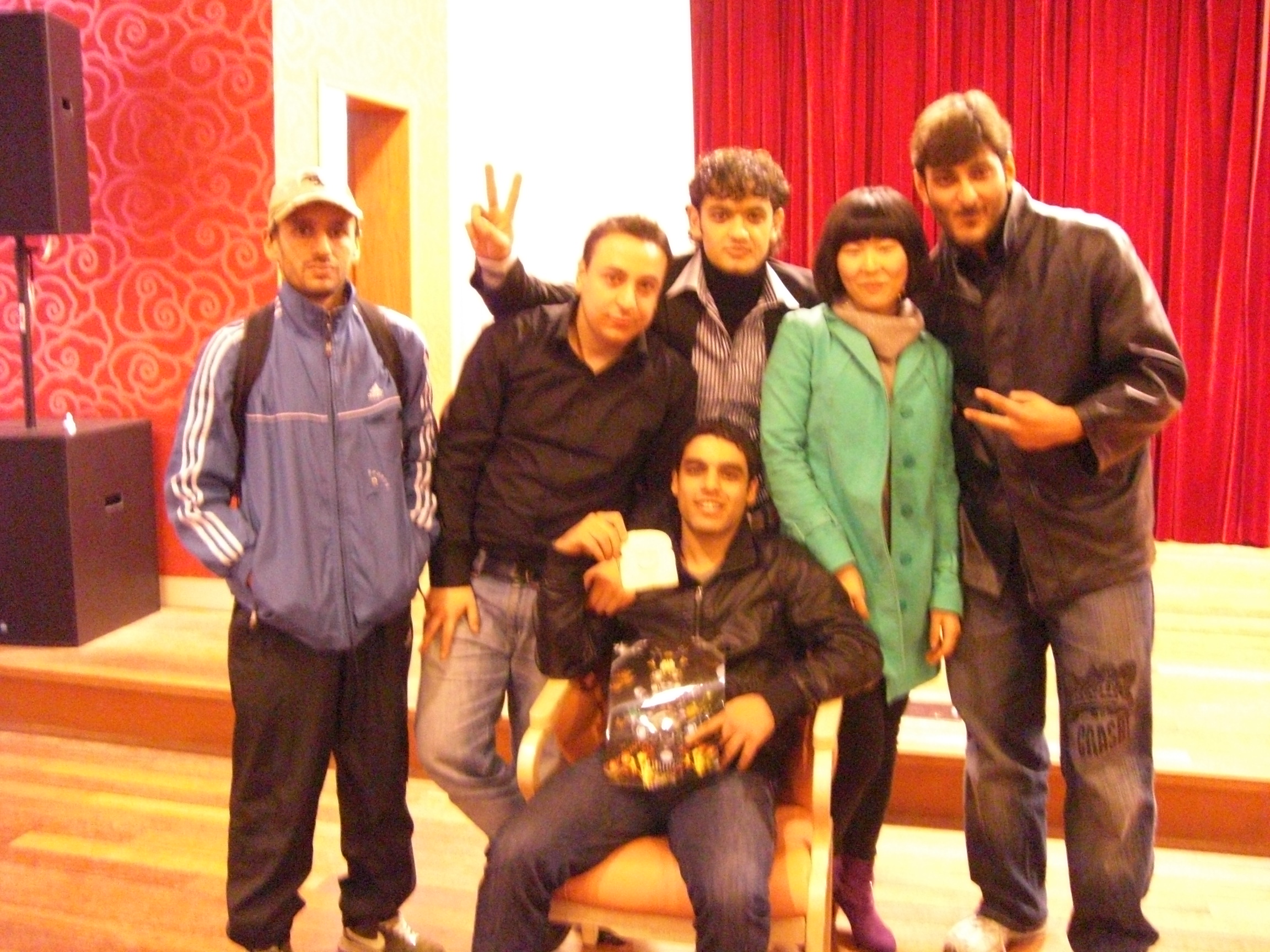 职工参加活动合影