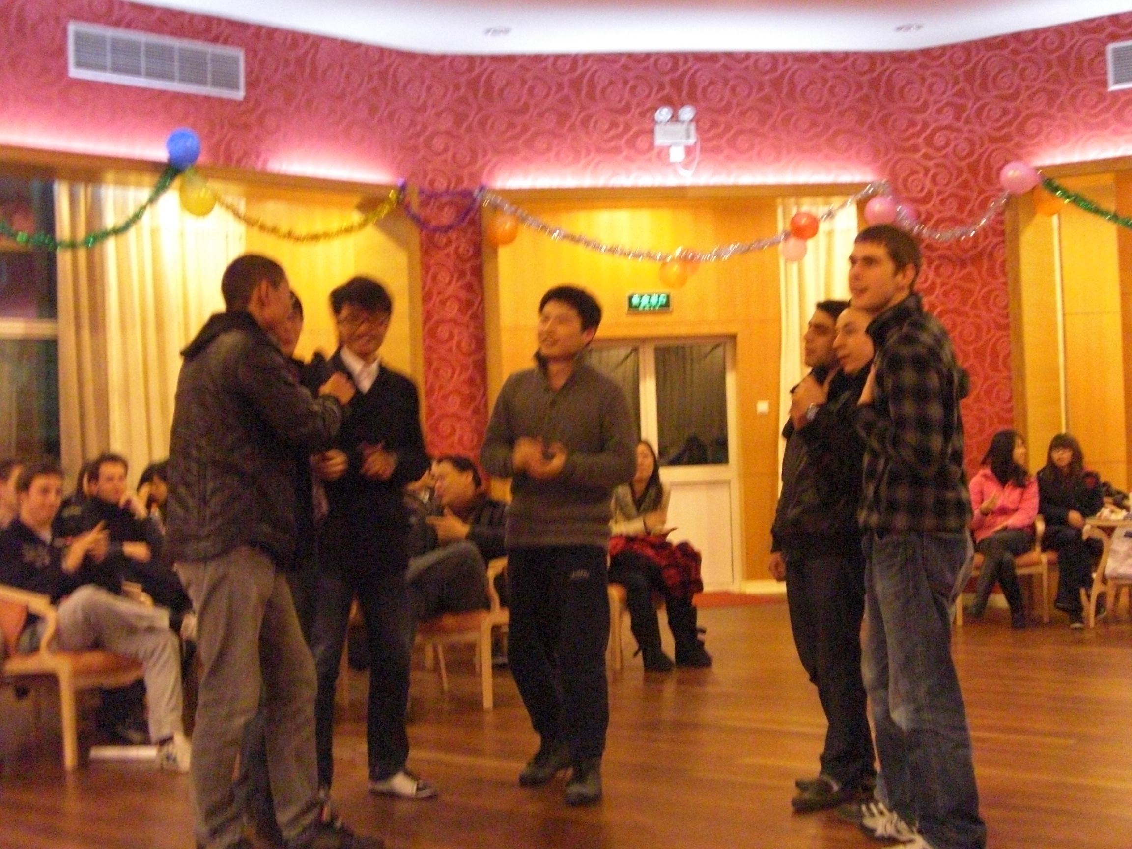 中外联谊会报道20101207\中外员工一起做游戏