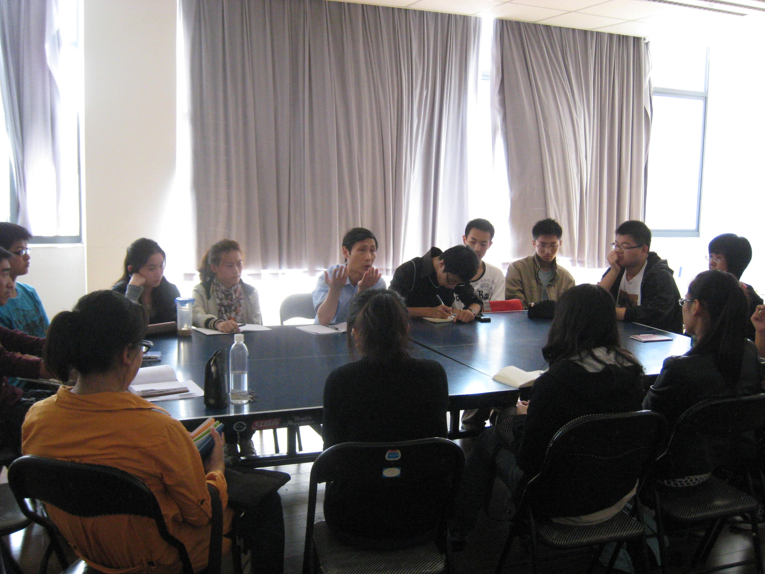 余老师正在和员工干部座谈