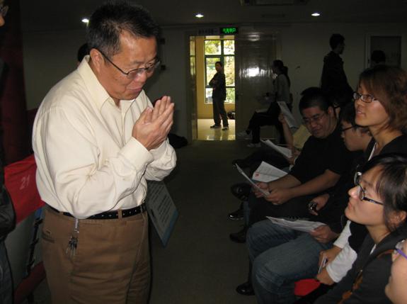 公司党总支书记吴小敏在讲解献血注意事项