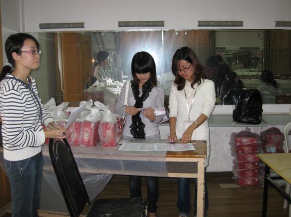 林老师和员工党员志愿者在献血出口等待为同学签发慰问品