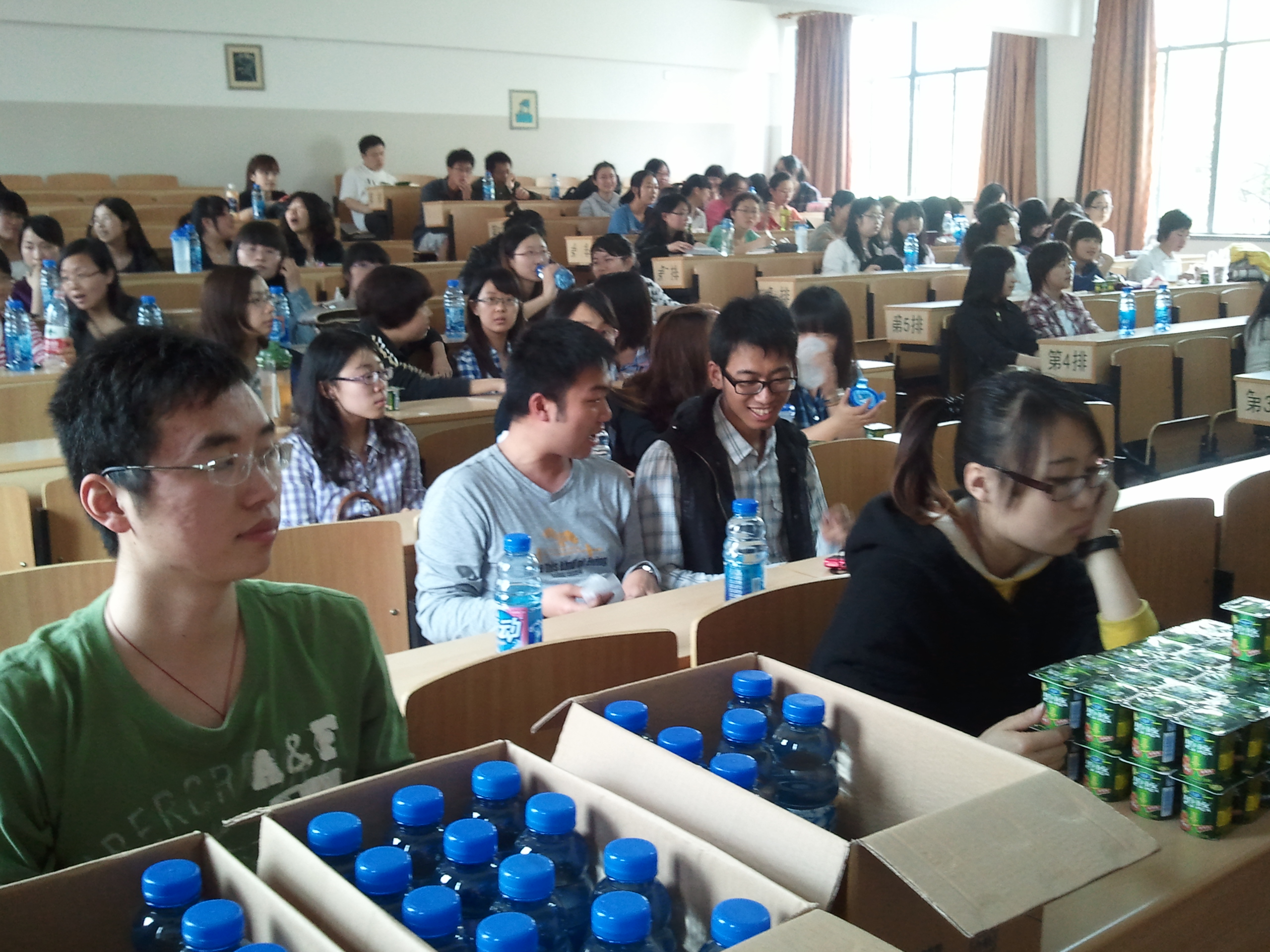 员工为参与讲座的同学贴心准备饮料酸奶