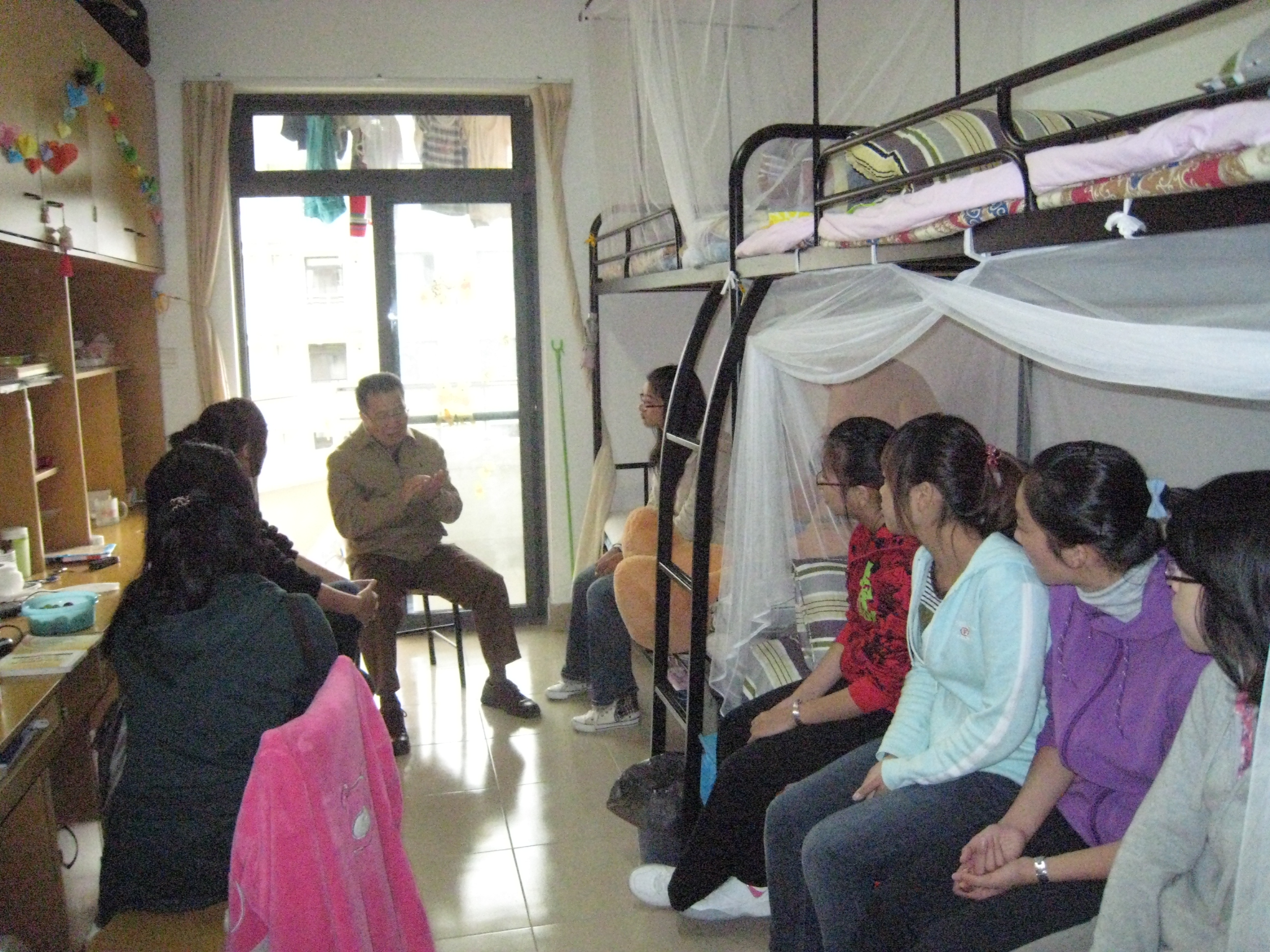 吴老师与员工亲切交谈