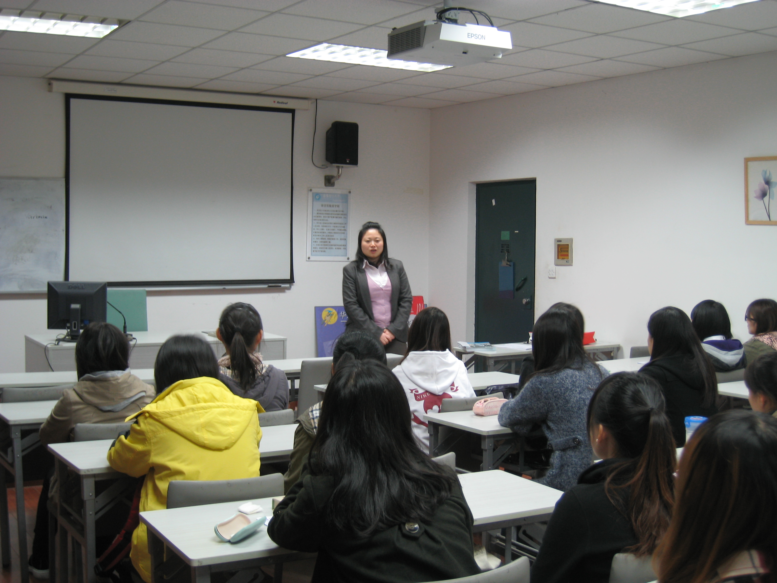 企业工作人员解答员工疑问