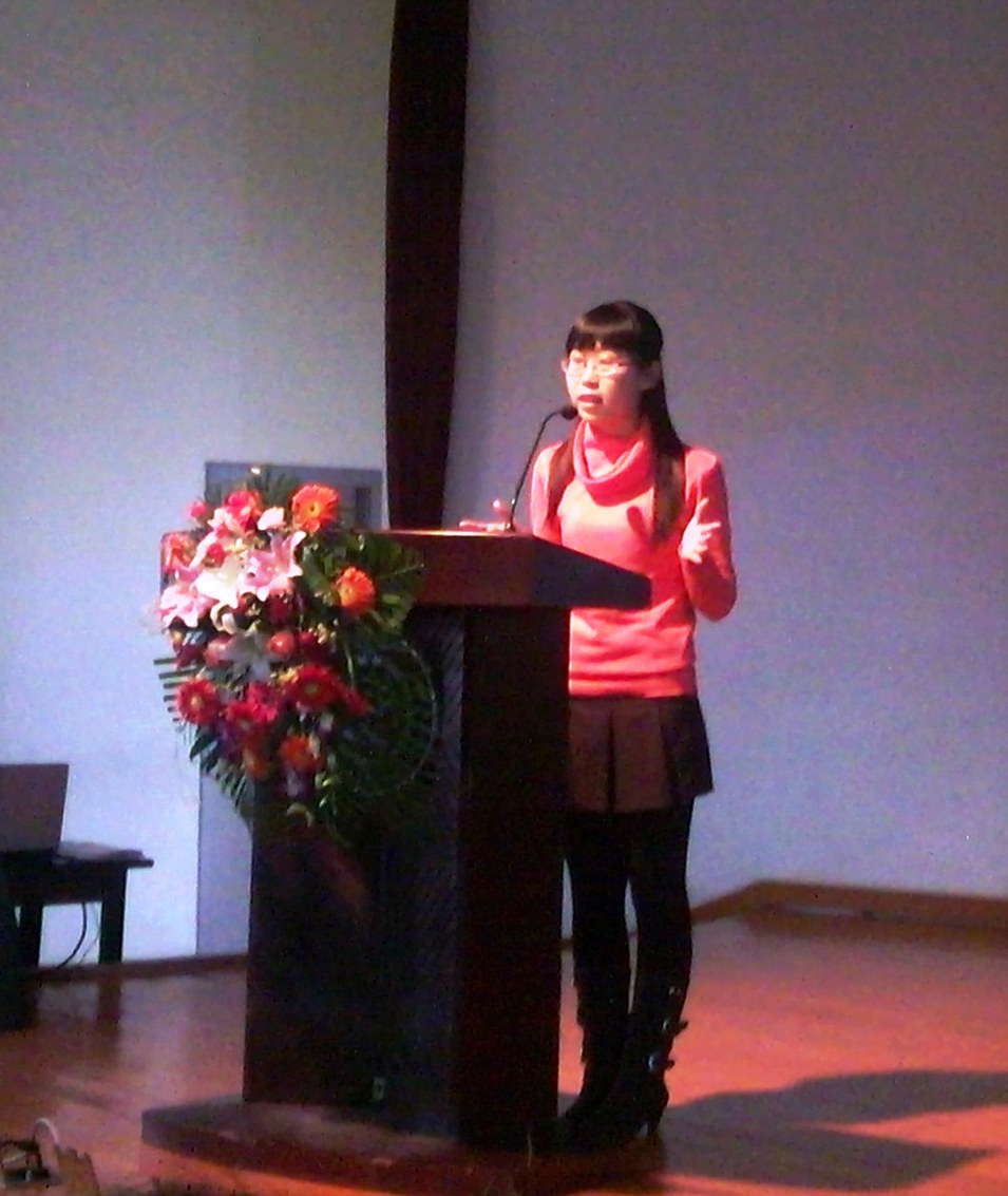 公司选手庞慧在进行演讲