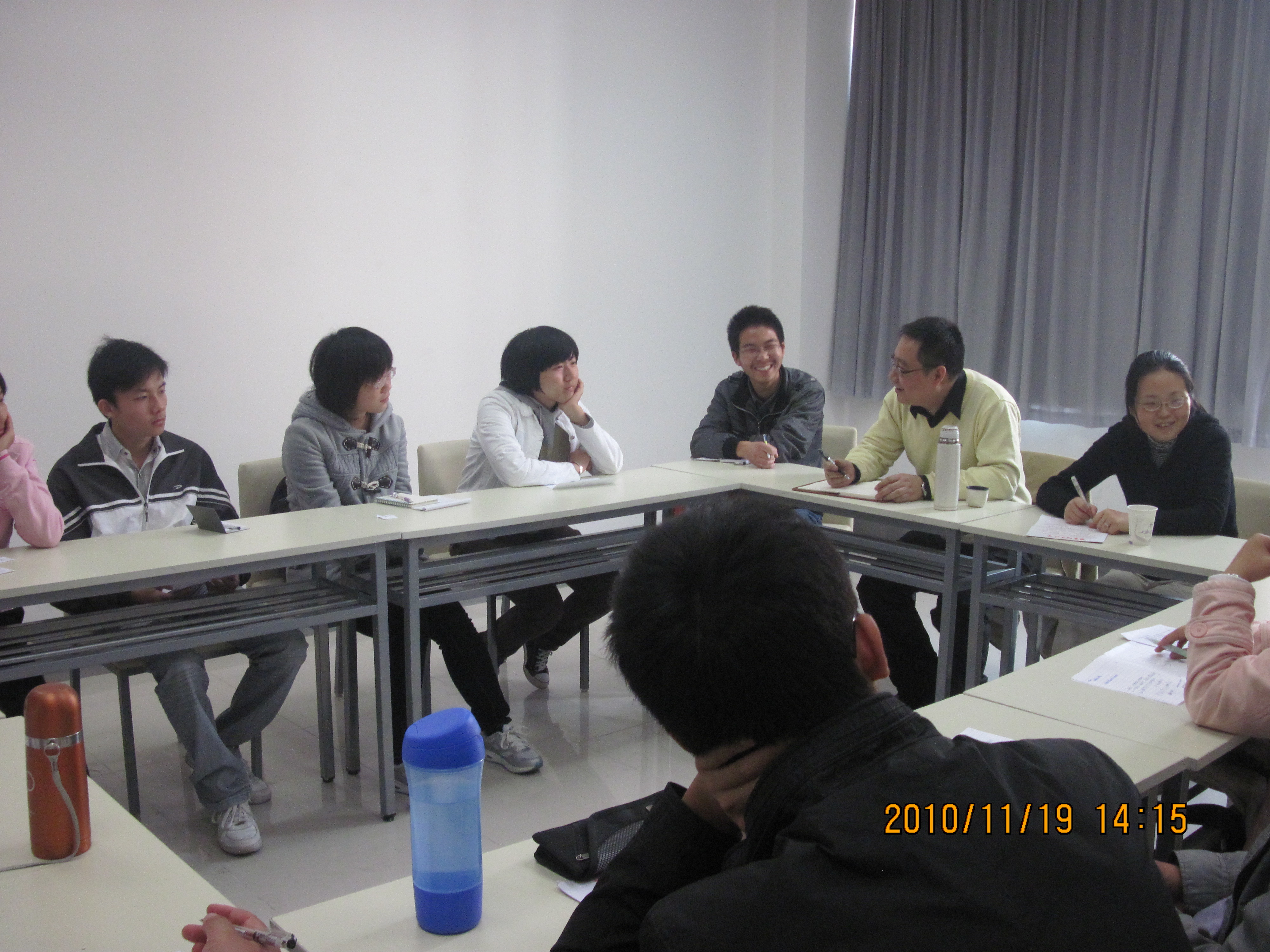 任课教师和员工分组讨论2