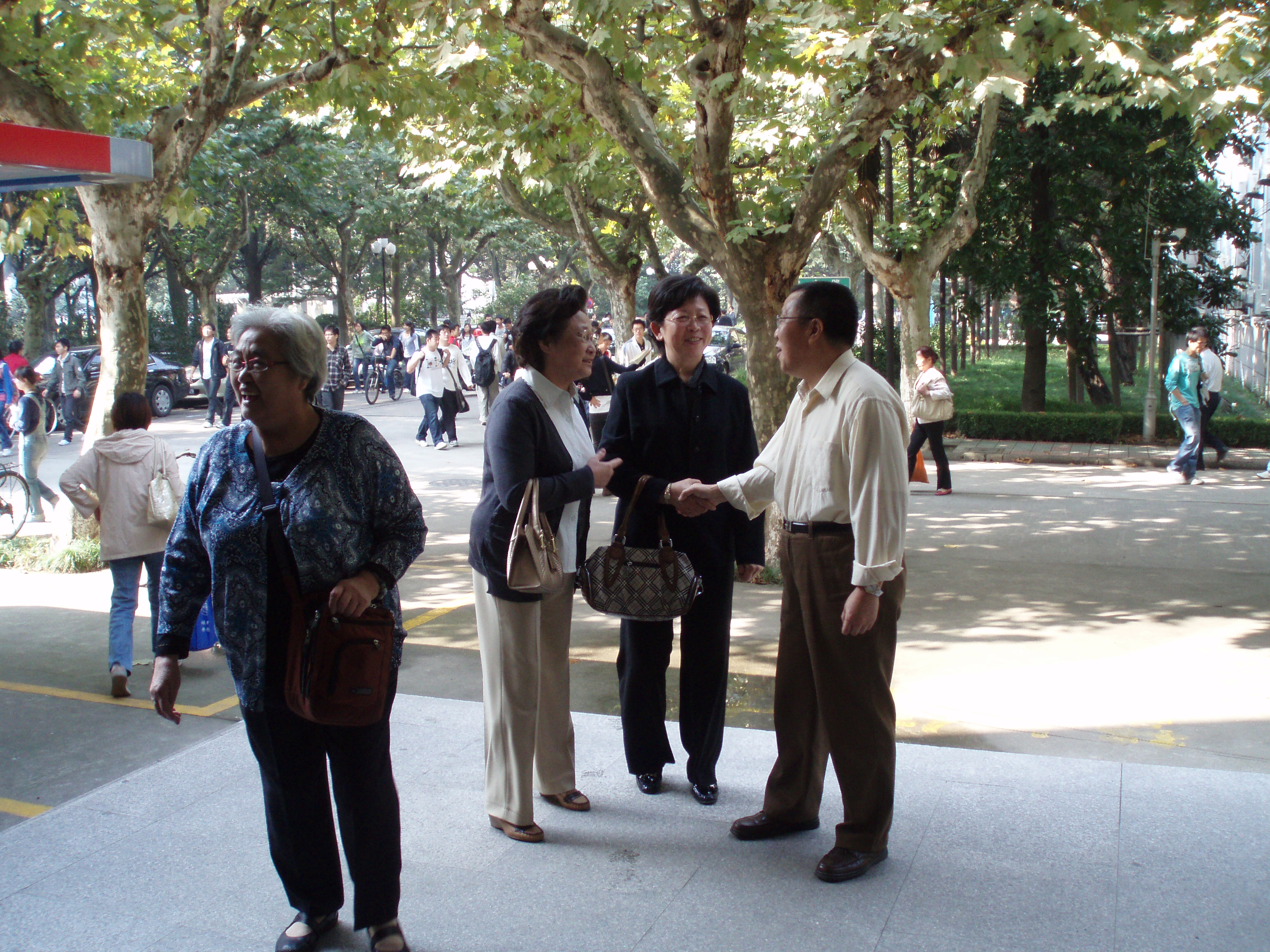 吴小敏书记亲自迎接公司老领导